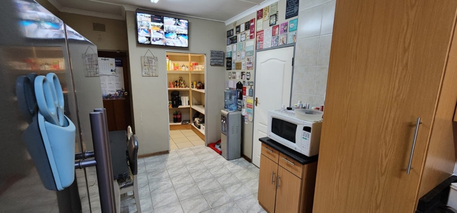 7 Bedroom Property for Sale in Flamwood North West